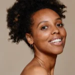 femme noire naturelle souriante portrait vertical d une jeune afro américaine montrant belle peau et dents blanches sourire 239663889 femme noire naturelle souriante portrait vertical d une jeune afro américaine montrant belle peau et dents blanches sourire 239663889